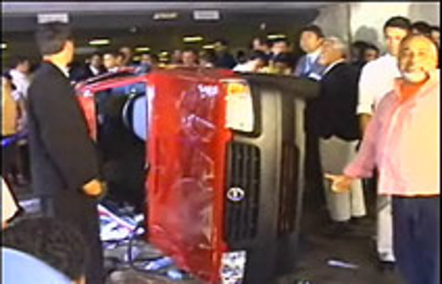 Manifestantes promovem quebra-quebra na Câmara por Gabriel Haddad