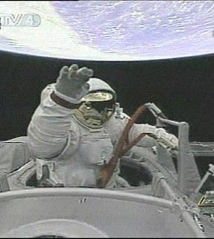 Chineses andam no espaço por Gabriel Haddad