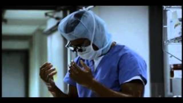 Hace su residencia como neurocirujano