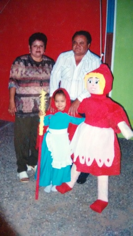 Mi cumpleaños numero 5 acompañada por mis papas.