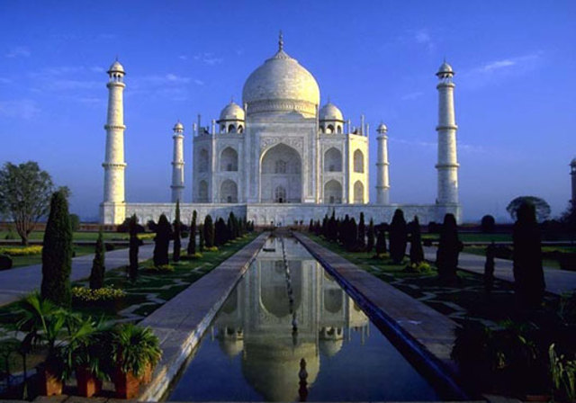Shah Jahan succeeds Jahangir and builds the world famous Taj Mahal