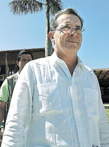 Uribe busca en Europa apoyos a su lucha contra la guerrilla en Colombia