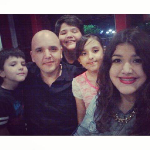 Mi papá y medios hermanos.