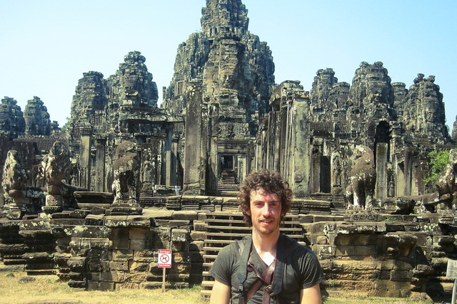 King Jayavarman establishes Angkor Tom