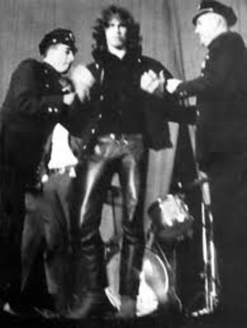 jim morrison es arrestado por comportamiento obsceno