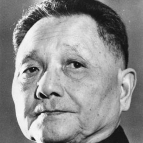Deng Xiaoping assume o governo