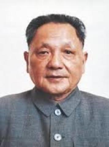 Deng Xiaoping assume o poder