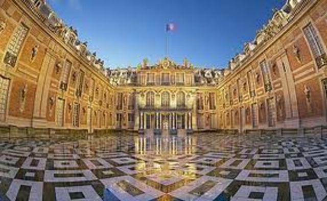 Louis XIV builds the Palace of Versailes