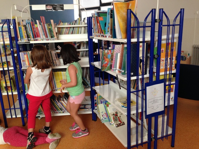 Na nossa biblioteca andámos a ver, espreitar e ler muitos livros.