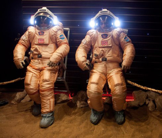 astronautas ficam presos em uma capsula