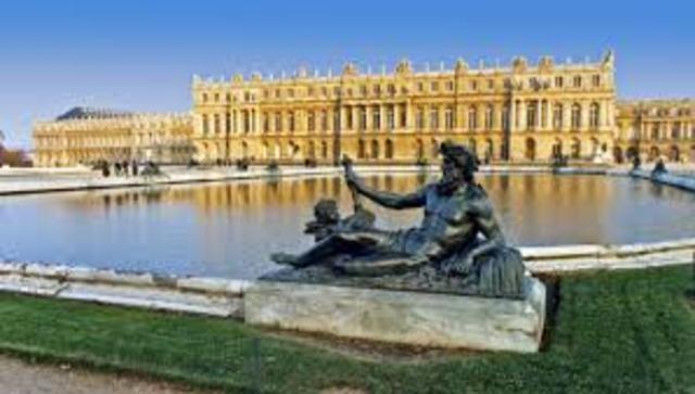 Louis XV builds the Palace of Versailles