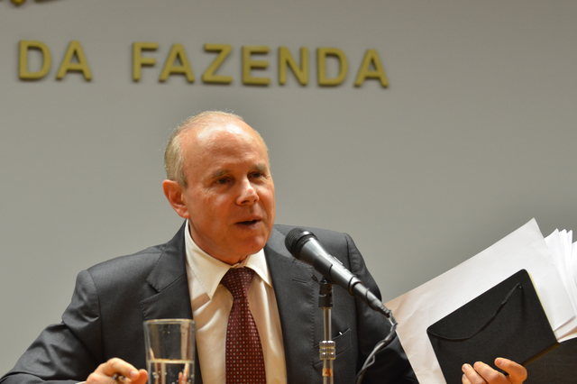 Mantega assume o Ministério da Fazenda