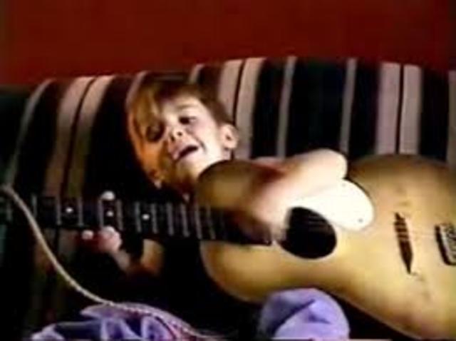 Justin aprende a tocar la guitarra, la trompeta, el piano y la batería.