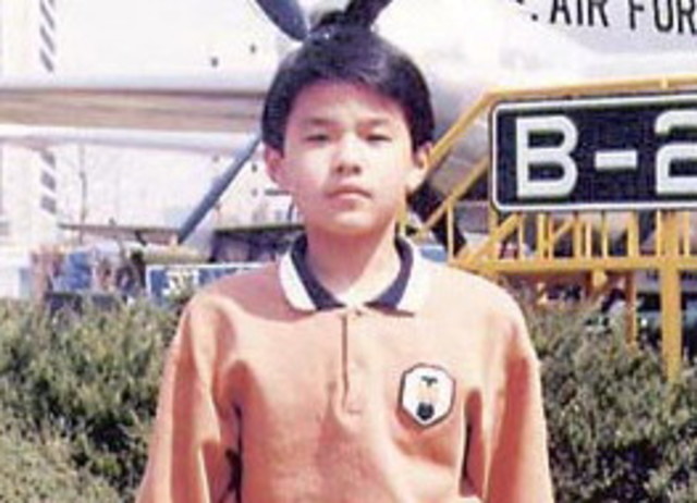 12岁时,毕业于台北的忠孝国小。