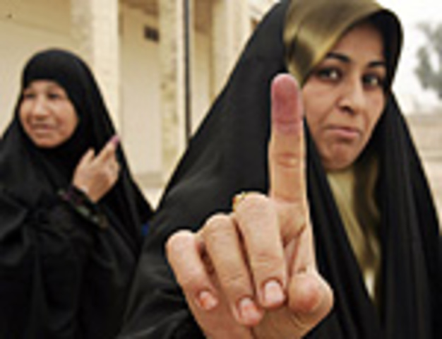 Política - Iraquianos vão às urnas pela primeira vez