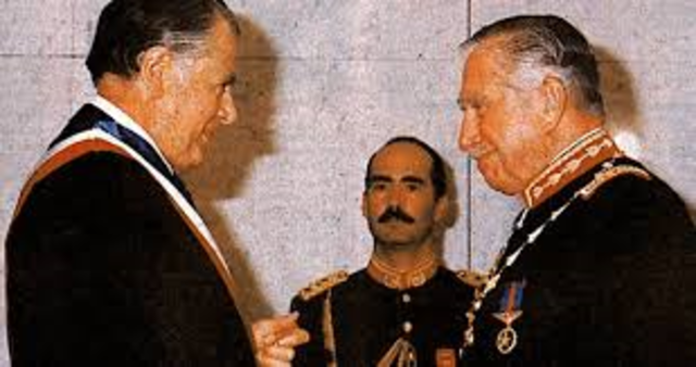 Transición democrática en Chile, Patricio Aylwin tendrá que administrar con la presencia de Augusto Pinochet y el poder que le ha mantenido por 8 años en su condición de comandante de las fuerzas armadas.