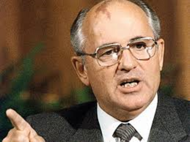 Mijail Gorbachov cumple 5 años en la presidencia de la URSS y es reelegido por 5 mas