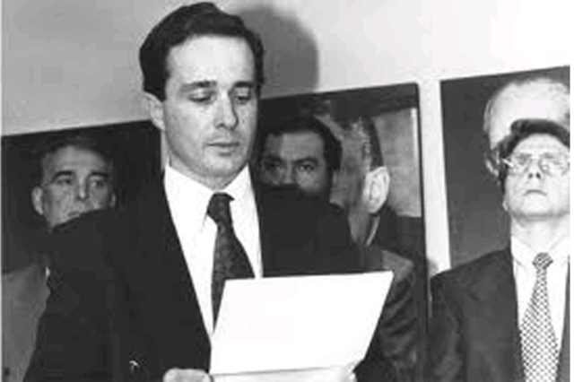 Aparece en la escena política Álvaro Uribe Velez, joven promesa de la política Antioqueña.