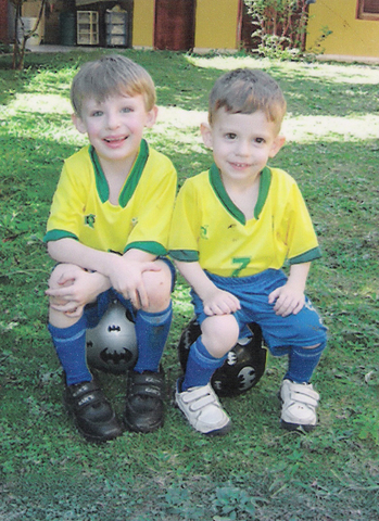 Felipe -Ensinando o irmão a jogar futebol