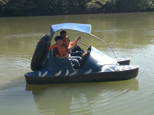 Felipe - andando de pedalinho