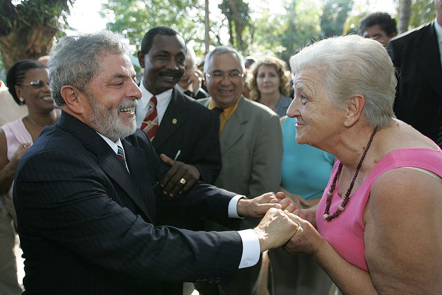 Política - Lula cria Luz para todos