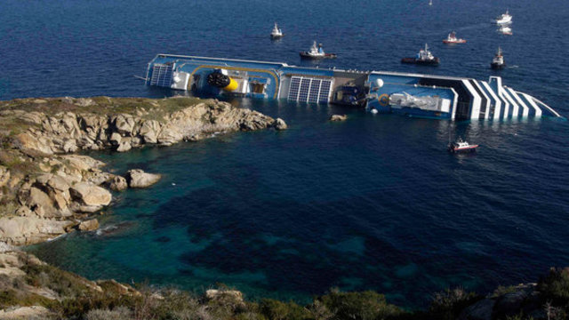 Fatos Marcantes - Navio Costa Concordia Naufraga na Itália