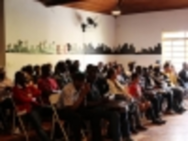 GEO- Refugiados recebem certificado de curso de português