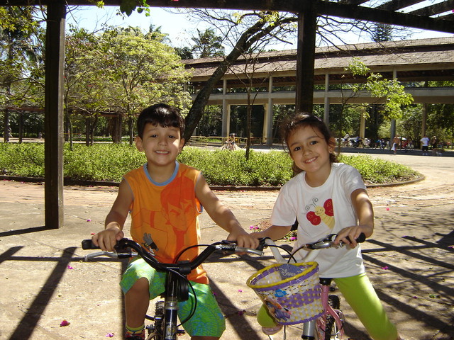 Marcela - andando de bicicleta