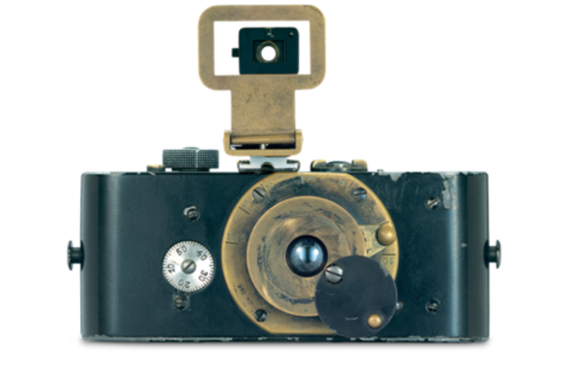 Oskar Barnack inventa la primera cámara portátil de la historia