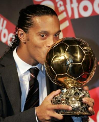Ronaldinho reeleito o melhor do mundo