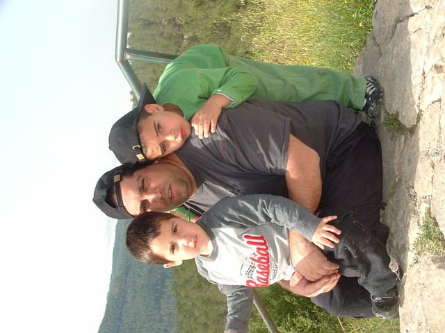 אחי בן שלוש