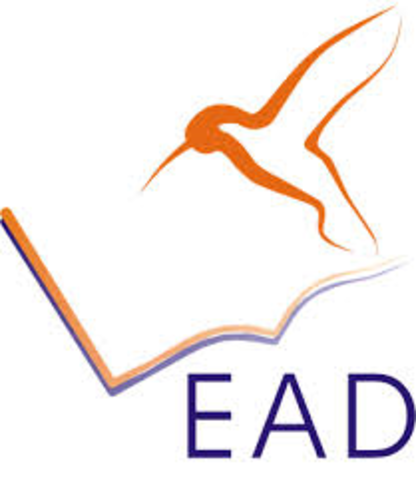 La educacion a distancia se extiende en Organismos Oficiales, Instituciones Privadas y también en la Universidad.