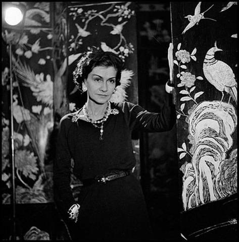 Фишки модного дома. Длинный свитер из джерси.