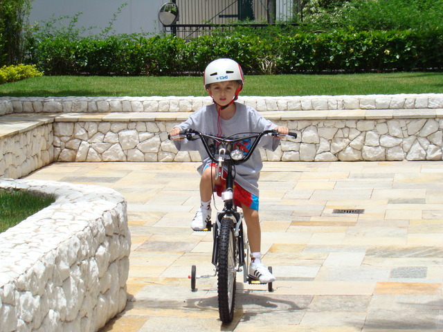 Enzo - aprendeu a andar de bicicleta
