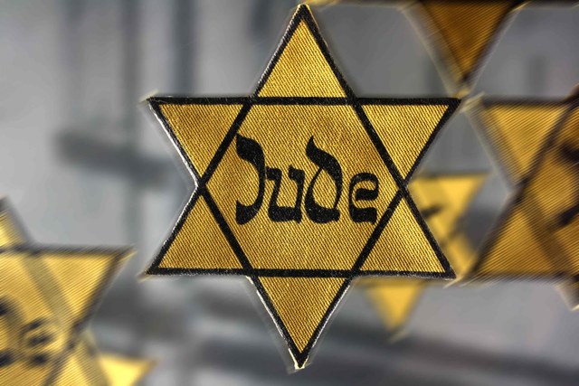 Obligan a los judios a llevar una estrella amarilla