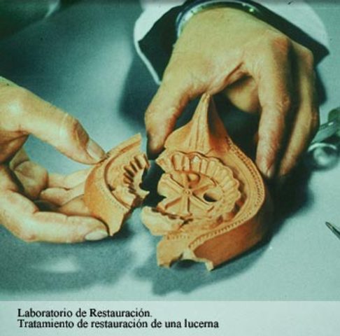 Entrega de documento del Arq. Guillermo Aguirre