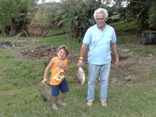 RAFAEL-PESCANDO COM MEU AVÓ