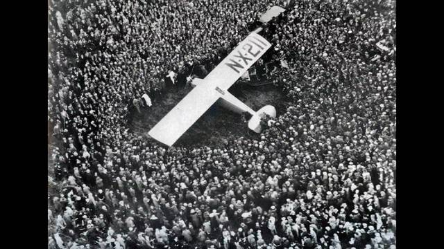 Charles Lindbergh makes first transatlantic flight