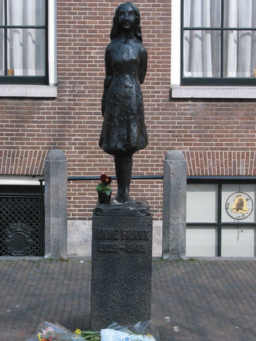ESTATUA DE ANA FRANK