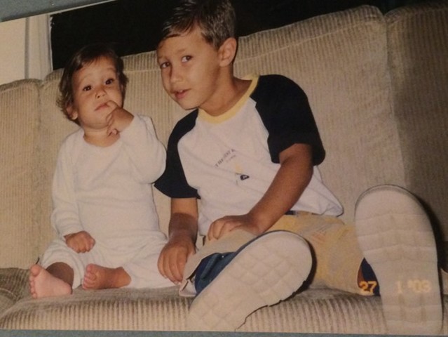 Júlia conseguiu sentar sozinha no sofá