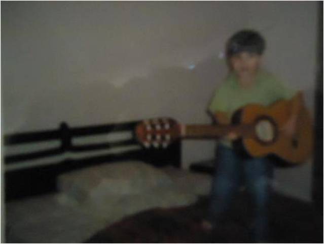 Thiago- tocando violão