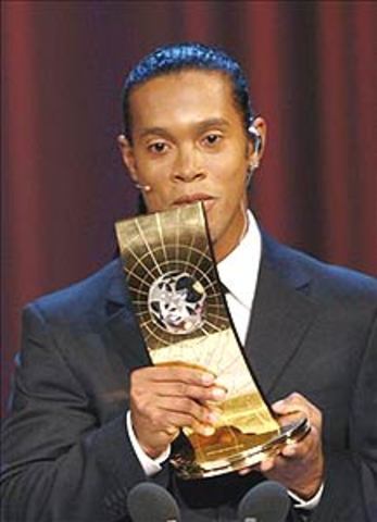 Esporte - Ronaldinho segue como melhor do mundo