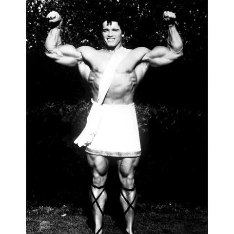 Он впервые снялся в кино, сыграв в малобюджетном фильме «Геркулес в Нью-Йорке» и обозначен в титрах как Арнольд Стронг (Сильный). В те времена у актера был настолько сильный акцент, что его пришлось дублировать.