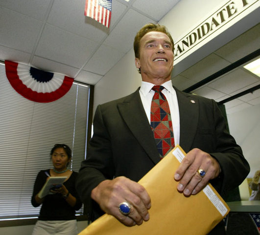 Арнольд Шварценеггер подает документы в регистрационный офис в Лос-Анджелесе, чтобы стать кандидатом на пост губернатора Калифорнии.