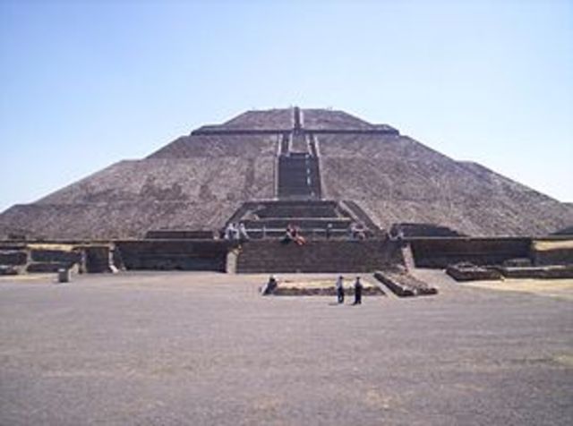 Se inicia la construcción de la pirámide del Sol en Teotihuacán