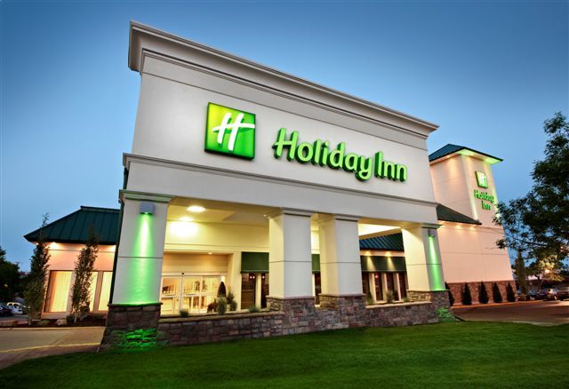Kenmons Wilson contruye el primer motel, creando el concepto Holiday Inn