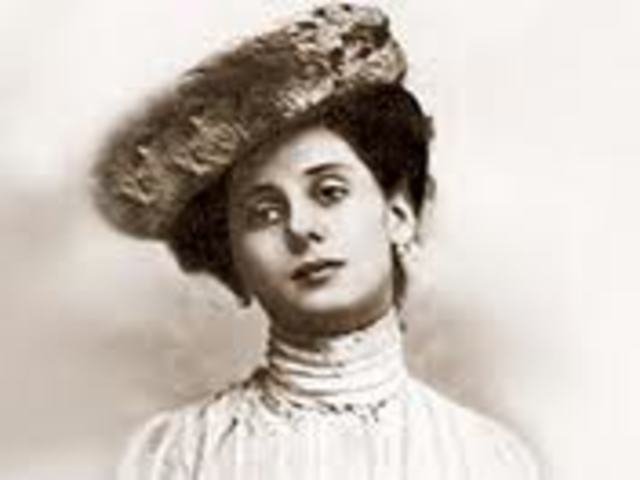 Formed her own dance company (no month or day)