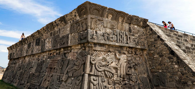 Xochicalco alcanza su apogeo.