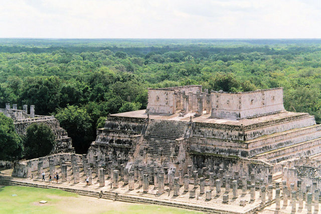 Se construye el Templo de los Guerreros en Chichén Itzá.