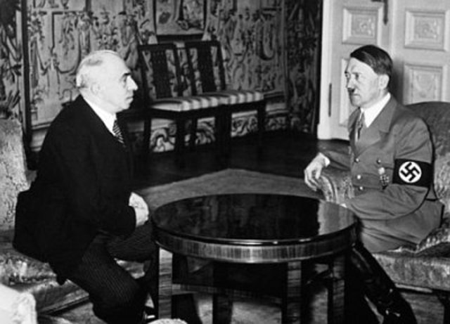 Hitler turns to Czechoslovakia to annex